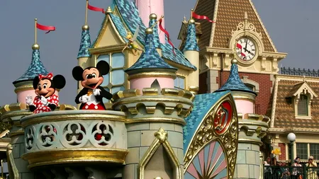 Angajat al Disneyland, prins când filma cu telefonul pe sub fusta unei fete de 18 ani / Peste 500 de femei, victime ale bărbatului