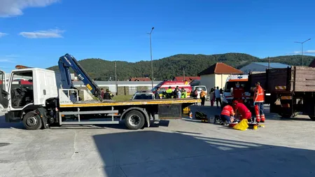 FOTO - Un bărbat de 54 de a murit, după ce a fost strivit între două mașini, în curtea unei societăți comerciale din Vâlcea / Poliția a deschis dosar penal de ucidere din culpă