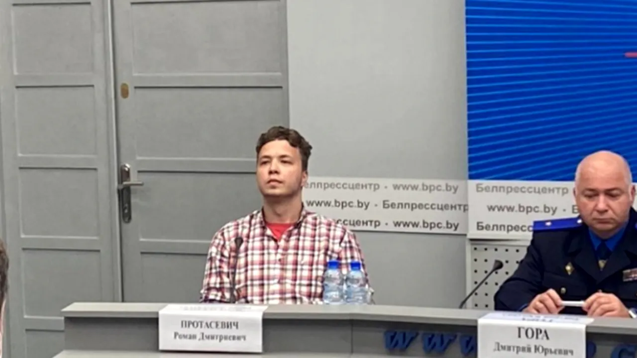 Jurnalistul bielorus Roman Protasevici, într-o conferință de presă: „Mă simt perfect! Nu sunt ostatic”