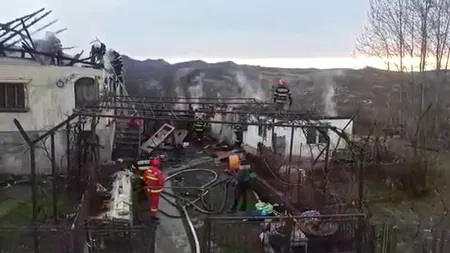 VIDEO Au pierdut toată agoniseala. INCENDIUL a mistuit două locuințe ale unei familii din Argeș