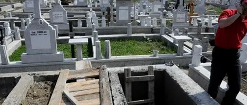Cum au decis autoritățile să împartă locurile de veci dintr-un cimitir din Bacău