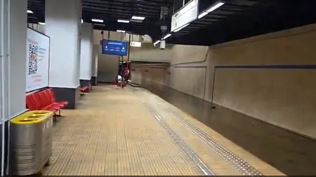 Inundație la metrou. După o oră de funcționare a pompelor de la Piața Victoriei 2, nivelul apei a scăzut cu doar 5 centimetri. Când va circula metroul