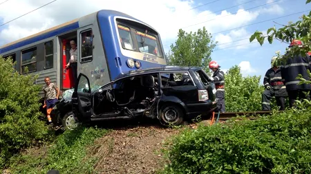Mașină spulberată de tren în Bistrița, după ce o șoferiță n-a oprit la semnal: cinci oameni au murit, patru dintre ei fiind frați. VIDEO și FOTO