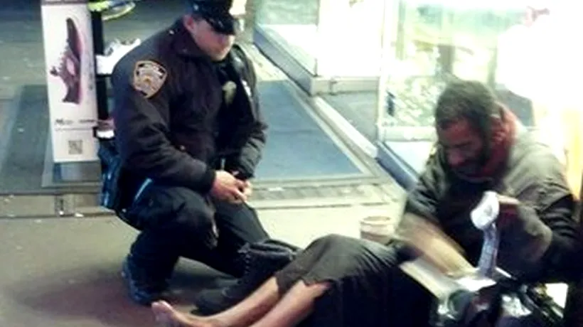 Fotografia care a emoționat Facebook-ul. Cum a încălțat un polițist newyorkez un cerșetor
