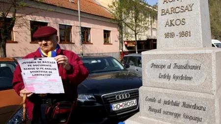 Un devean a obținut în instanță mutarea obeliscului unui posibil strămoș maghiar al Prințului Charles, amplasat în fața Prefecturii Hunedoara