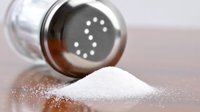 De ce trebuie să renunți la sare în timpul verii. Sfatul medicilor nutriționiști