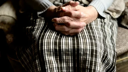 De frica HOȚILOR din România, o pensionară din Germania a pierdut 50.000 de euro. Cum a fost posibil