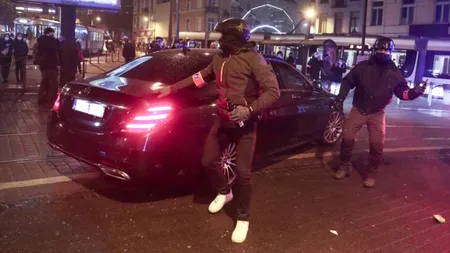 Un nou caz „George Floyd”. Revoltă la Bruxelles. Au incendiat secția de poliție! (VIDEO)