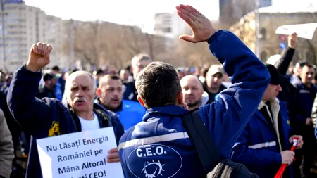 Sute de mineri au ieșit pe străzile din Târgu-Jiu în a treia zi de proteste. Manifestanții au adus în fața sediului CE Oltenia coroane funerare și candele