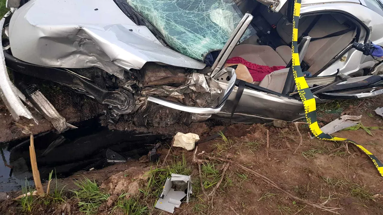 Accident grav în Prahova, după ce o mașină s-a răsturnat. Bilanț: Patru persoane rănite, una în comă
