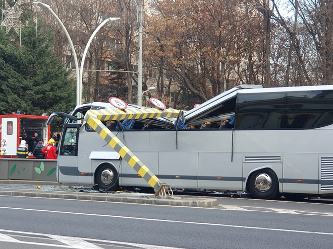 Un accident rutier grav a avut loc vineri la intrarea în pasajul Unirii, din Capitală. Un autocar în care se aflau 47 de cetățeni greci a intrat în limitatorul de înălțime. Patru persoane au fost încarcerate.