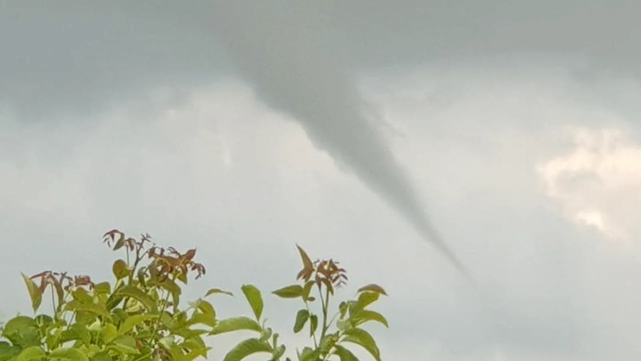 O tornadă de mici dimensiuni, fotografiată și filmată în județul Timiș - FOTO / VIDEO