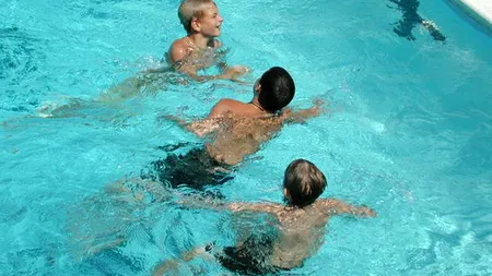 Un bărbat de 91 de ani, fost profesor de sport, este acuzat că a abuzat sexual băieți timp de 30 de ani