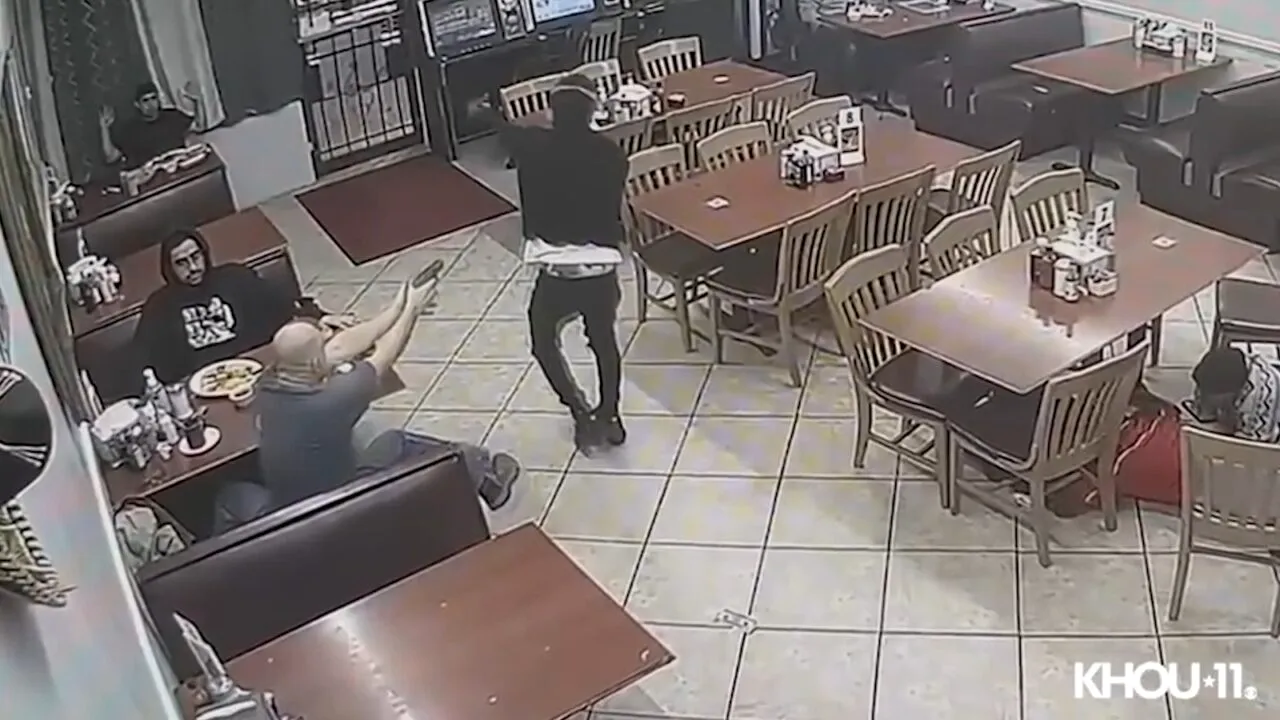 Un hoț a fost împușcat mortal de un client într-un restaurant din Texas. Imaginile au fost surprinse de camerele de supraveghere | VIDEO