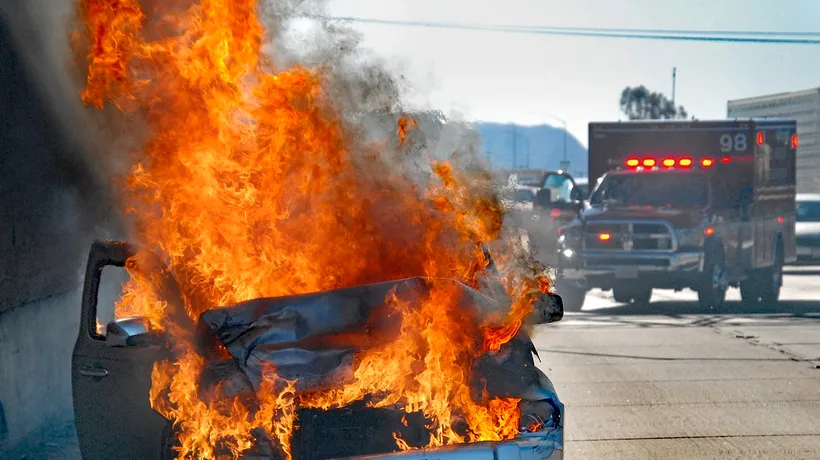 Un șofer BEAT a ambalat motorul până i-a luat foc mașina. Ce i-au făcut polițiștii bărbatului de 58 de ani din Suceava