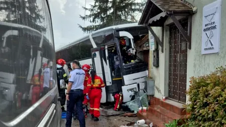 Șoferul unui autocar, cu 24 de pasageri la bord, a MURIT după ce a pierdut controlul volanului și a intrat într-o clădire din județul Bihor