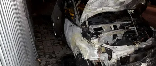 Opt mașini au fost incendiate în Capitală. Poliția îi caută pe cei care au pus focul