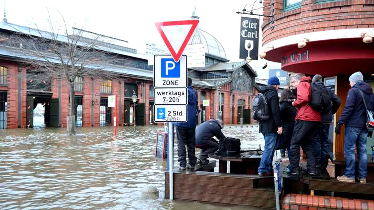 Morți în Polonia, evacuări în M.Britanie și transporturi perturbate în Germania de furtuna Xaver