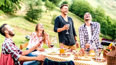Restaurant sătesc în bătătură. Mâncare și băutură direct din spatele casei sau mănăstirii. Ce prevede LEGEA Punctelor Gastronomice Locale