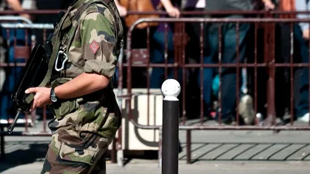 Un militar a fost înjunghiat în gât, în apropiere de Paris