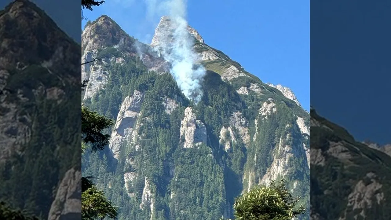 Incendiul izbucnit sâmbăta trecută în Masivul Bucegi s-a reactivat