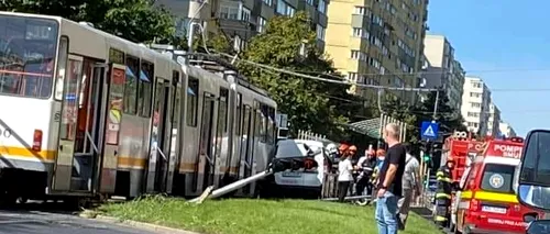 FOTO - VIDEO - Accident în Capitală: O mașină a fost acroșată de un tramvai și a ajuns pe refugiul pentru pietoni
