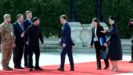 Nicușor Dan iar s-a încurcat în Protocol. De data asta la vizita lui Zelenski. Toată lumea i-a sărit în ajutor, de la președintele Ucrainei, până la șefa de protocol, Delia Dinu