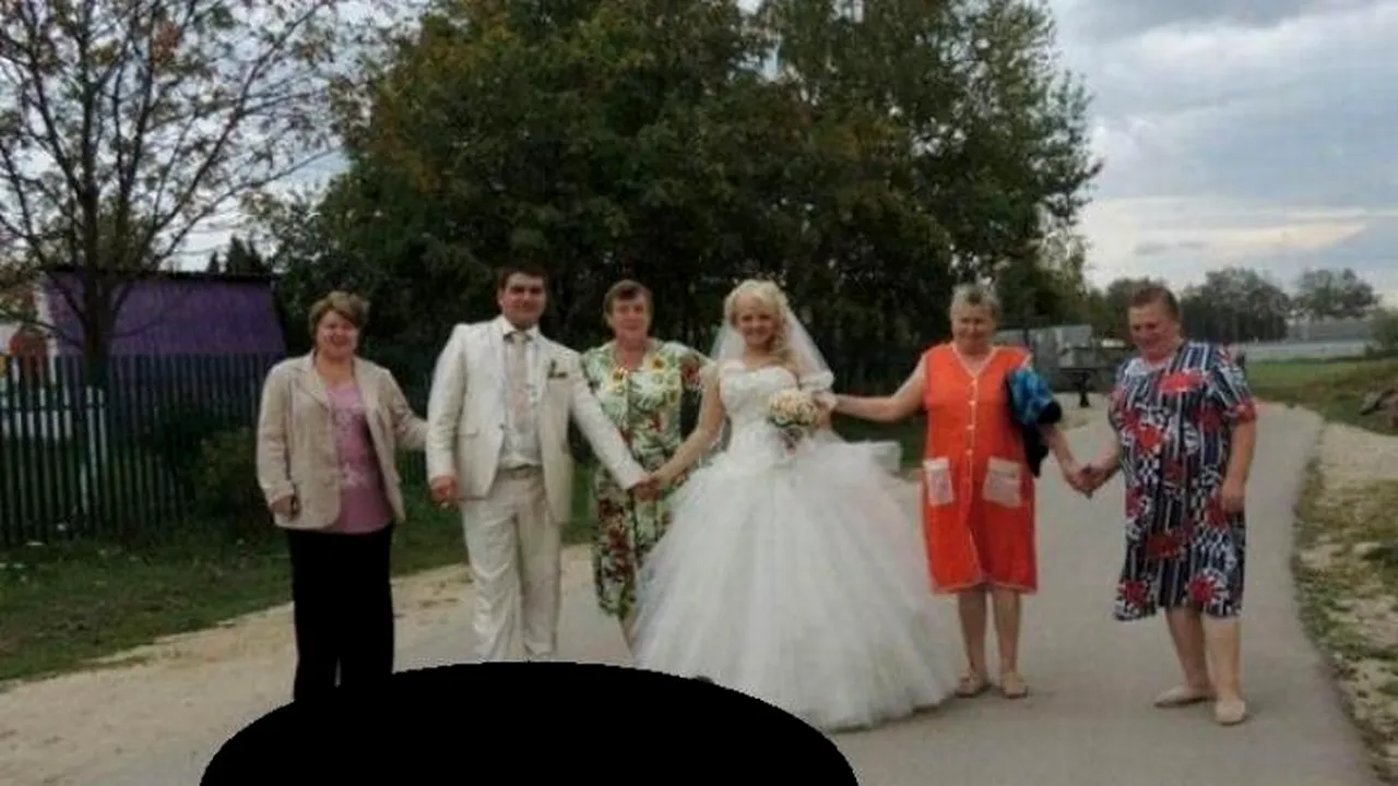 Detaliul care le-a stricat fotografia de nuntă