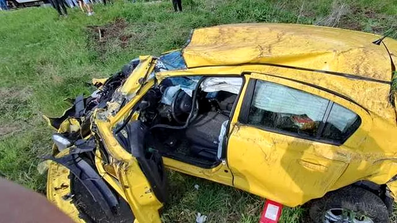 Mașină lovită din plin de TREN, la Roșiești. O femeie și un copil de șapte ani au fost transportați la spital