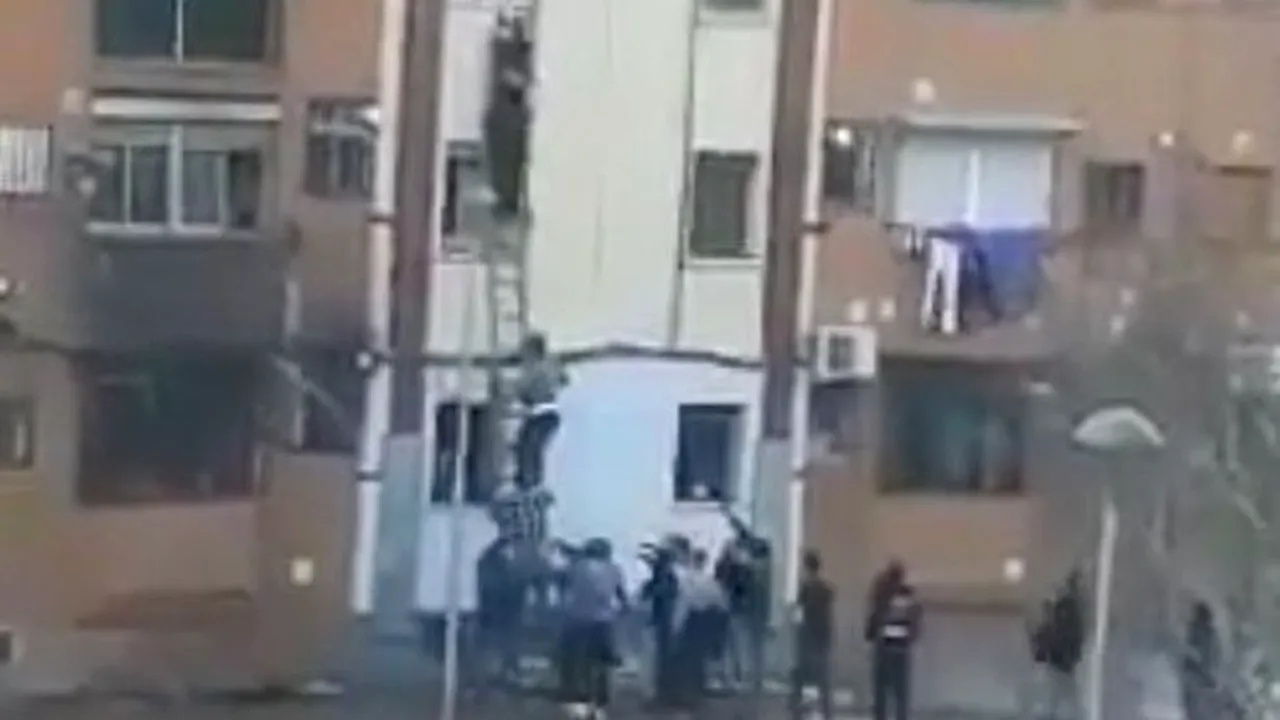 LANȚ UMAN pentru a salva un copil din FLĂCĂRI. Imagini incredibile într-o localitate spaniolă