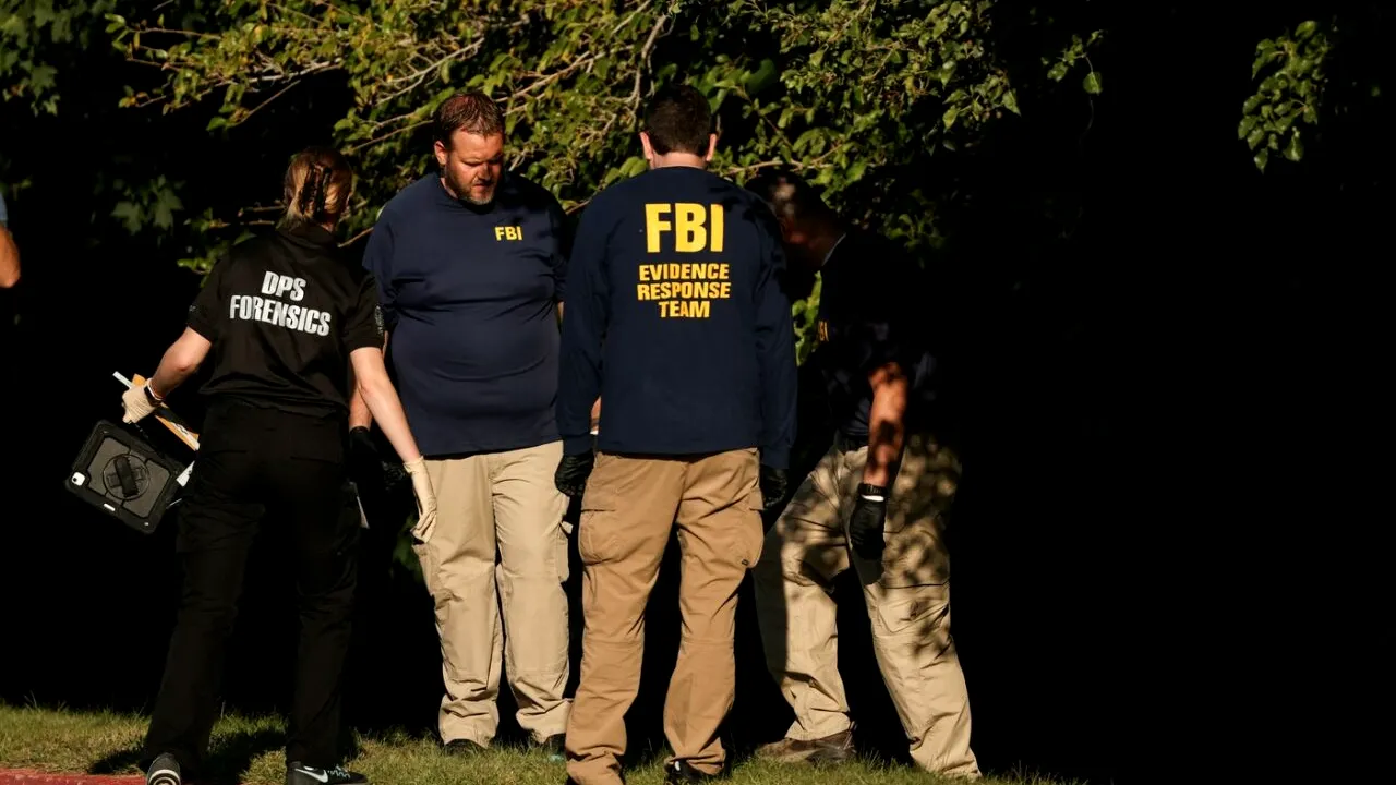 CNN: Posibile indicii despre identitatea ASASINULUI lui Charlie Kirk, în mesajele scrijelite pe pușca și muniția găsite de FBI