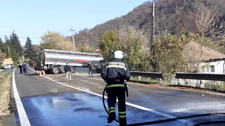 FOTO | O cisternă a derapat pe Valea Oltului din cauza borhotului scurs pe carosabil. Pompierii au fost chemați să curețe șoseaua