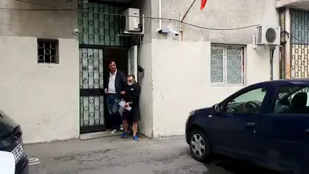 Doi tineri au fost sechestrați și tâlhăriți de doi bărbați, în zona unui centru comercial din sectorul 4. Polițiștii i-au reținut pe suspecți (VIDEO)