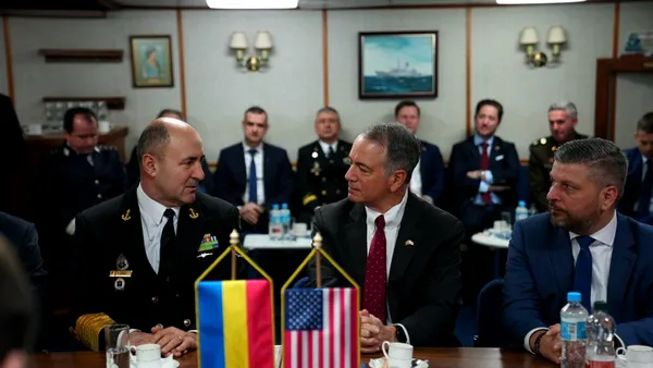 Ambasadorul SUA în România, la bordul fregatei „Regina Maria” a Marinei Române. Darryl Nirenberg a participat la o demonstrație militară