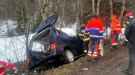 O persoană a MURIT și alte cinci au fost rănite, după ce un microbuz s-a răsturnat pe un drum din Suceava. A fost activat Planul Roșu de Intervenție