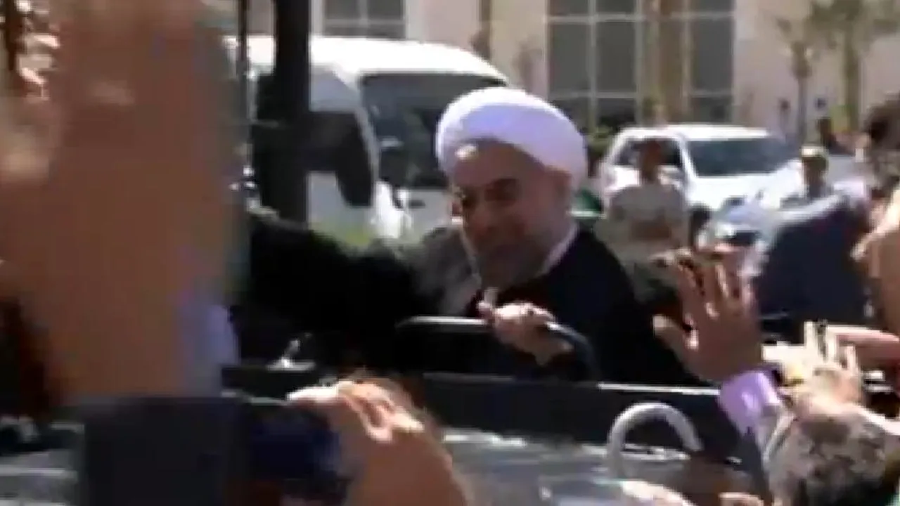 Două persoane au fost arestate după ce au aruncat cu un pantof în direcția lui Rohani