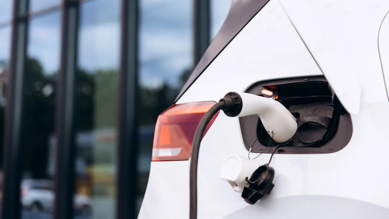 România scade puternic la mașinile ELECTRICE, din cauza suspendării programului Rabla. Cât îi costă pe români un astfel de autoturism
