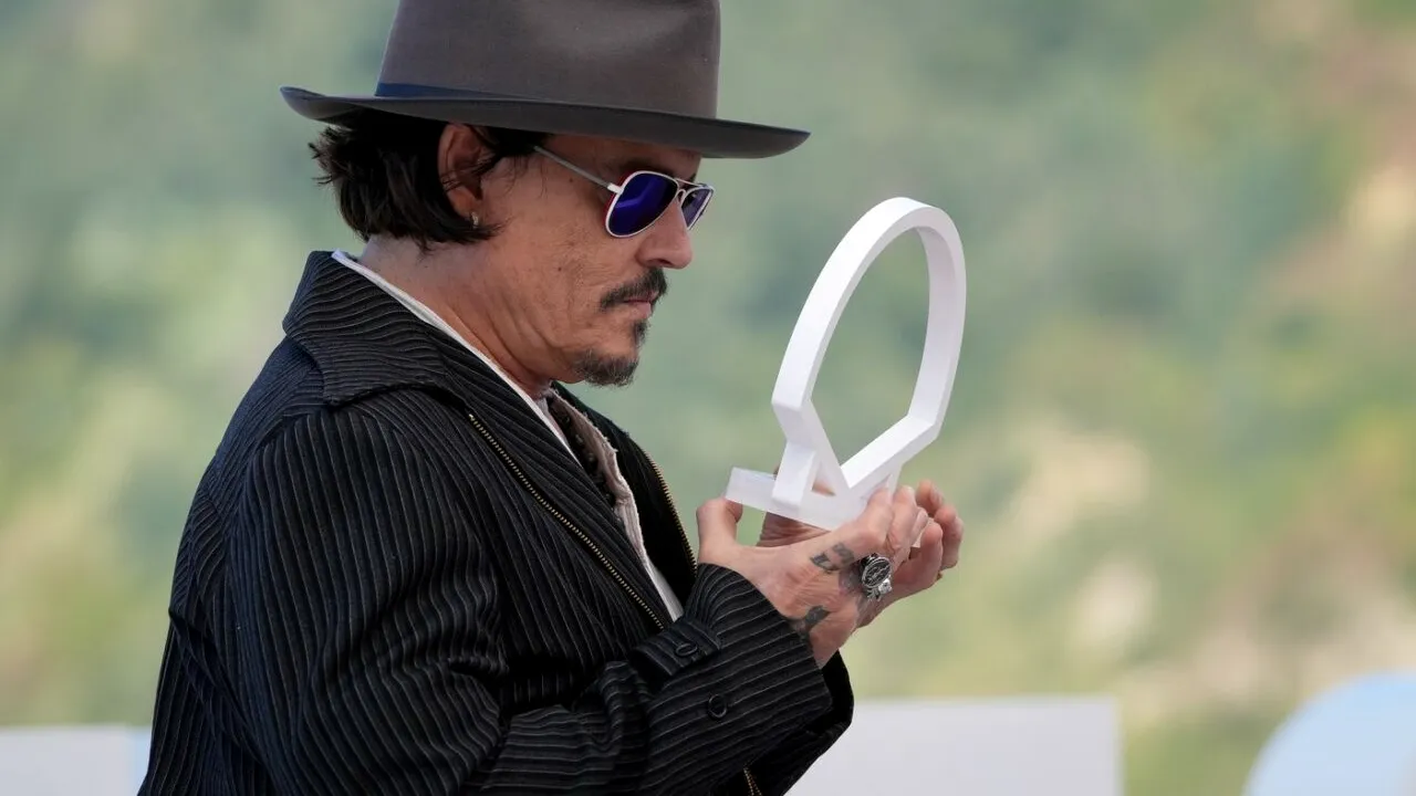 Un bărbat a cumpărat o PICTURĂ valoroasă dintr-un târg de vechituri, realizată de un artist modernist despre care Johnny Deep a realizat un film