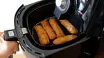 Friteuza, uscătorul de rufe, consola, încărcătoarele și becurile, pe lista aparatelor care cresc temperatura în casă