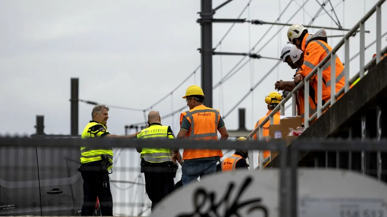 Autoritățile din Olanda investighează un posibil SABOTAJ împotriva rețelei feroviare, în timp ce la Haga are loc summitul NATO