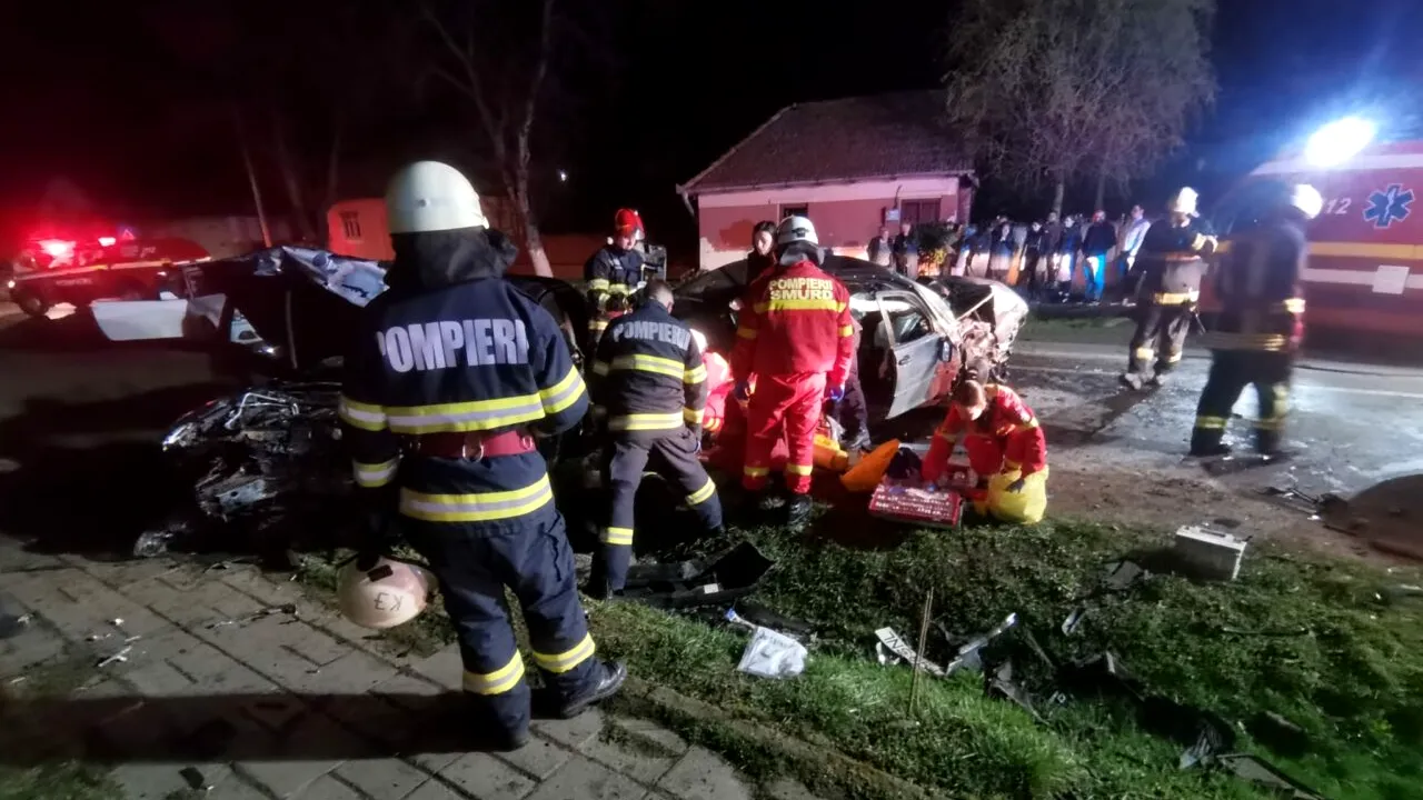GALERIE FOTO. Grav accident de circulație pe o șosea din Mureș: Pasagerul unei mașini a murit și alți patru oameni au ajuns la spital