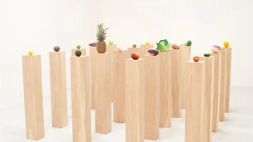 După banana de 120.000 de dolari expusă la Miami, la New York apare o expoziție de legume și fructe