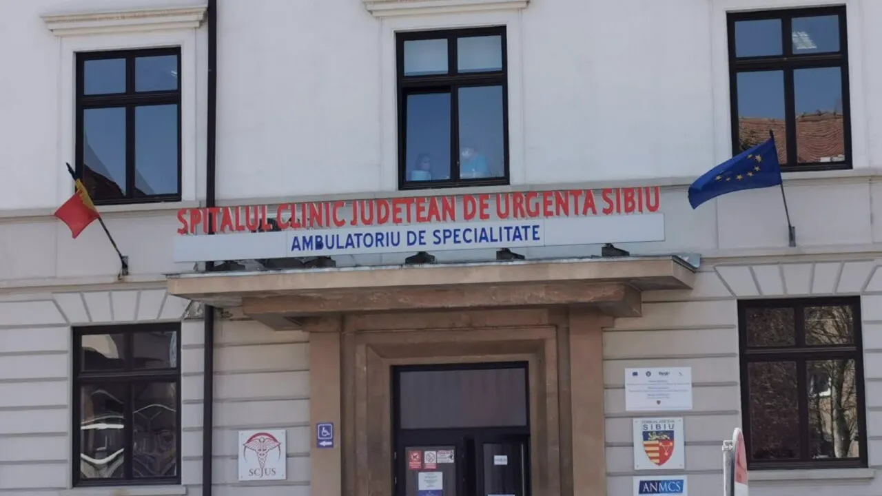 O asistentă medicală de la Spitalul Județean Sibiu a suferit un INFARCT în timpul serviciului. Colegii săi au început imediat manevrele de resuscitare