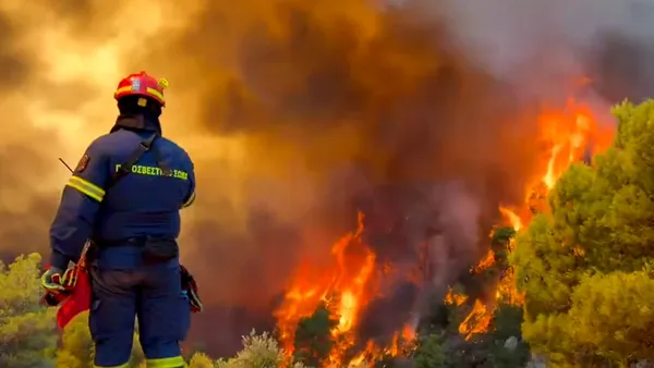 Incendiile de vegetație scapă de sub control în Grecia, Franța și Spania. Mii de oameni evacuați pe uscat și pe mare