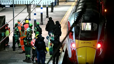 Zece pasageri au fost înjunghiați în timp ce circulau cu TRENUL în Marea Britanie. Doi suspecți au fost arestați