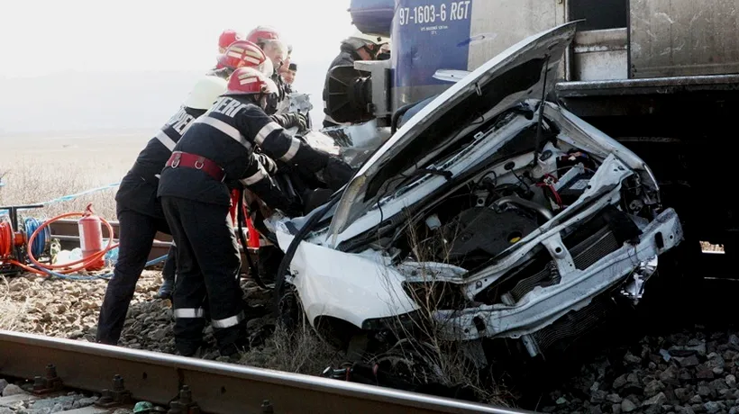 Două persoane au fost rănite după ce mașina în care se aflau a fost lovită de un tren în județul Sibiu