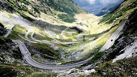 La un pas de moarte. Doi turiști care s-au aventurat cu bicicletele pe Transfăgărășan, găsiți aproape înghețați