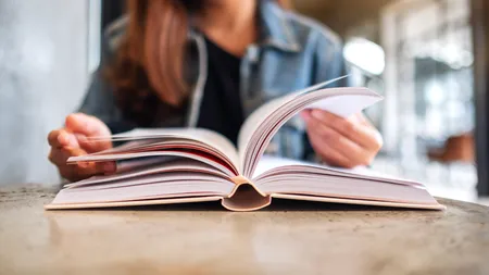 Cea mai RAPIDĂ cititoare din lume este româncă. A citit un roman de 130 pagini în 34 minute și a răspuns la toate întrebările legate de narațiune