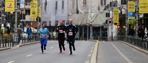 Alergătorii înscriși la Maratonul Internațional București au cucerit centrul Capitalei. Unde și până la ce oră sunt restricții rutiere