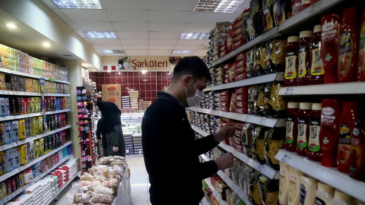 Sisteme antifurt la ciocolată, cafea sau ulei în supermarketurile din Turcia. Unele produse de bază au ajuns un lux din cauza inflației